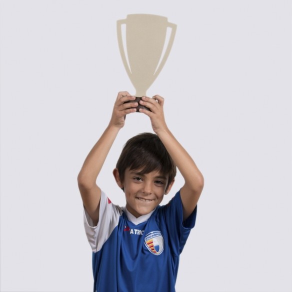 niño celebrando trofeo ecodiseño minimalista