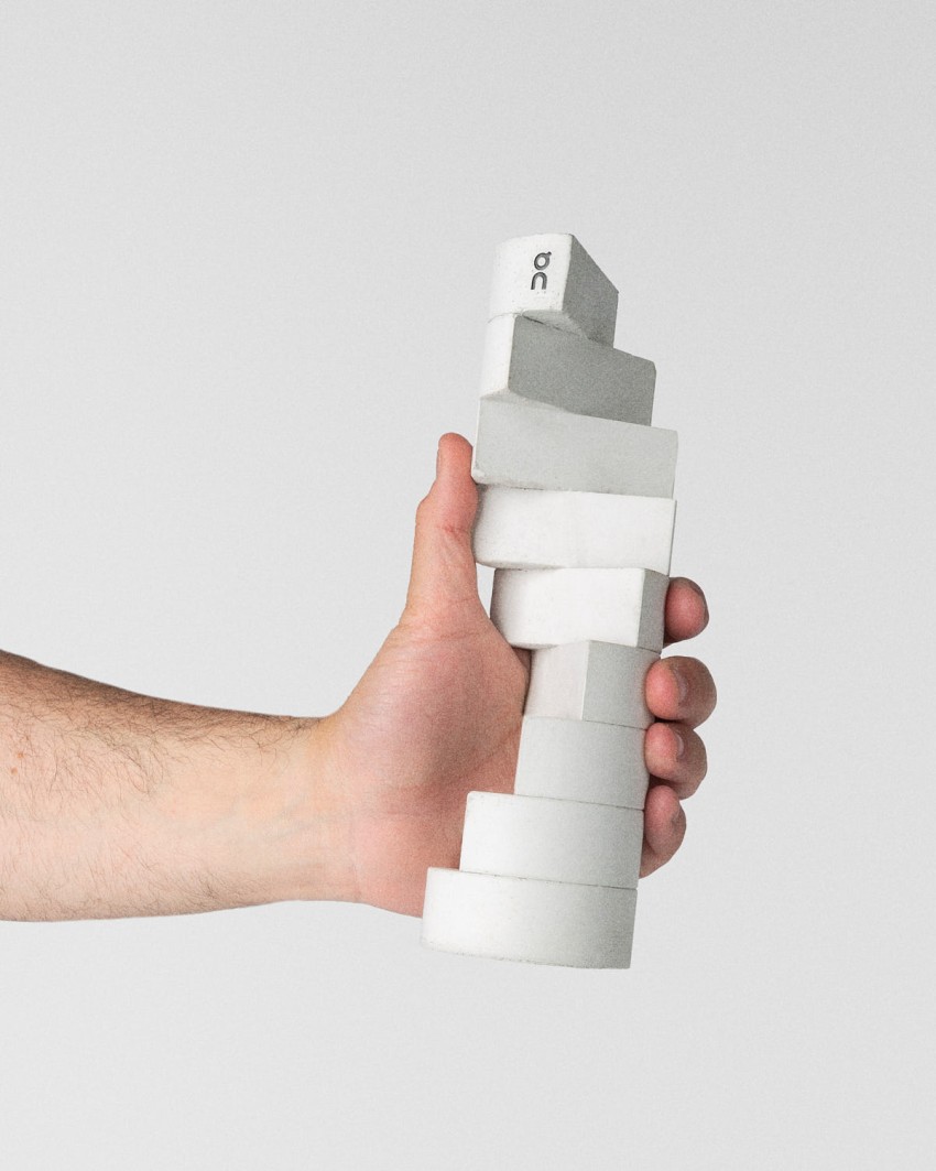 Trofeo On Squad Race World Series 2026 in cemento con gomma riciclata, forma modulare impilata