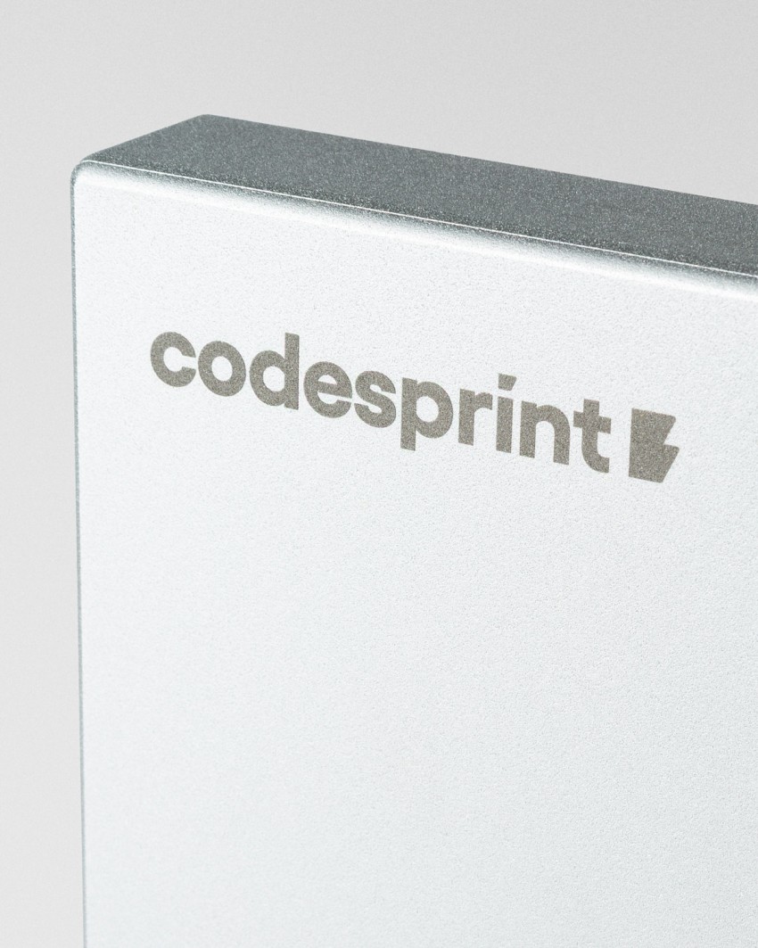 Dettaglio dell'incisione laser del Trofeo Codesprint Hackathon 2026 Sustain Awards