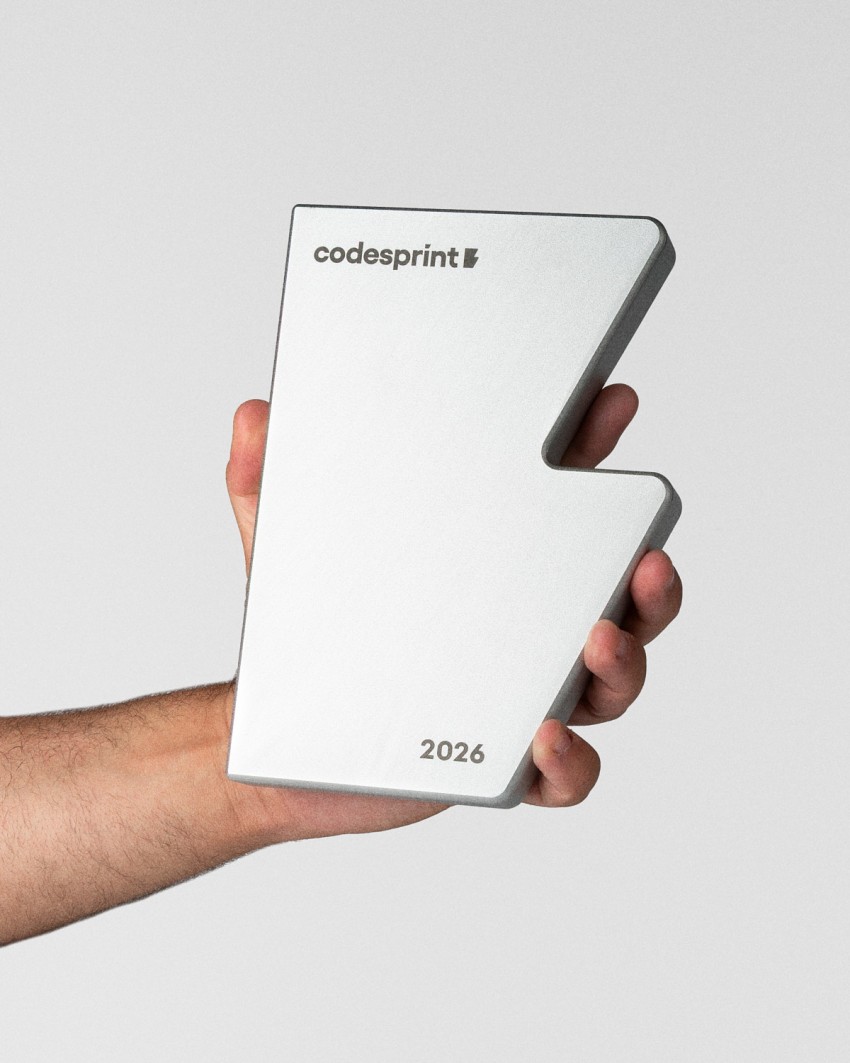 Trofeo Codesprint Hackathon 2026 tenuto in mano da un modello Sustain Awards