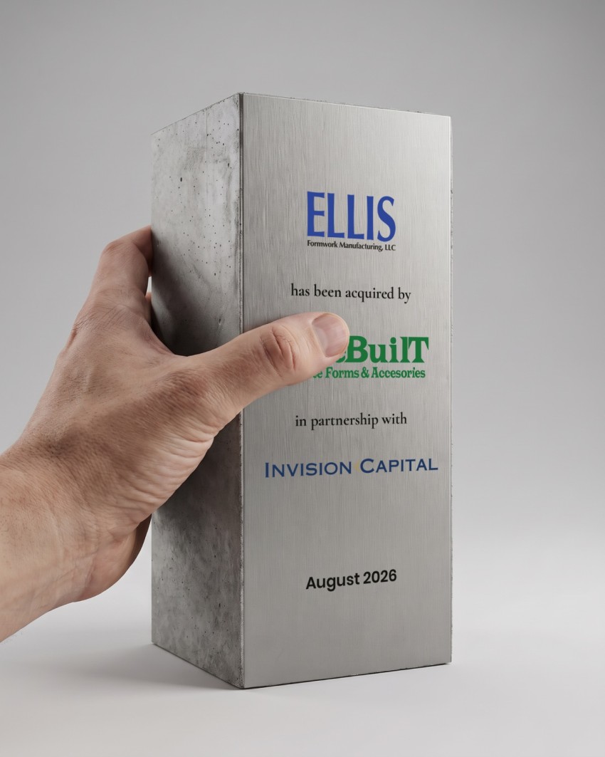 Trofeo su misura Financial Tombstone - Invision Capital, 2026: tenuto in una mano