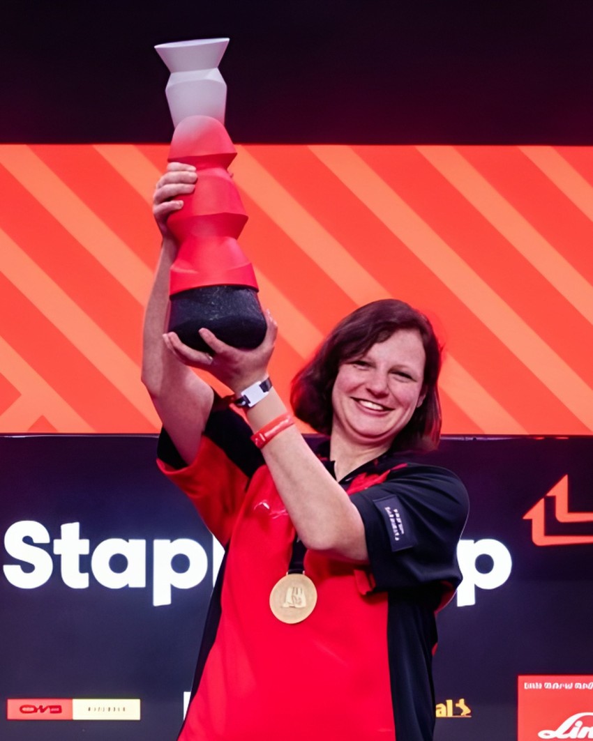 Trofeo su misura StaplerCup, 2026 – sfumatura dal grigio al rosso su base in gomma riciclata, realizzato da Sustain Awards
