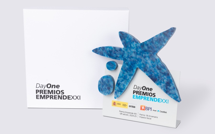 Caso di successo: i Premi EmprendeXXI 2025 — trofei realizzati con reti da pesca riciclate